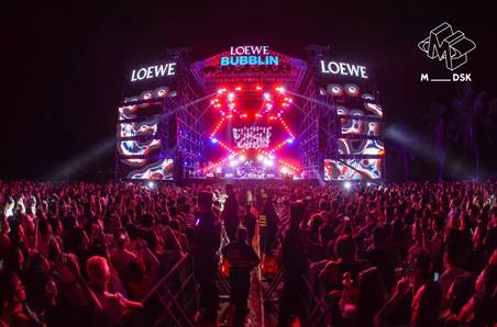 慶典活動(dòng)各種旗幟所帶來的不同效果。